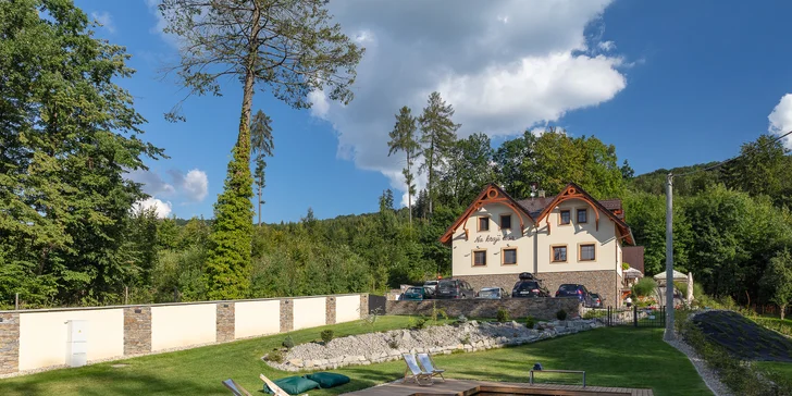 Prostor kolem penzionu je skvělým místem pro odpočinek.