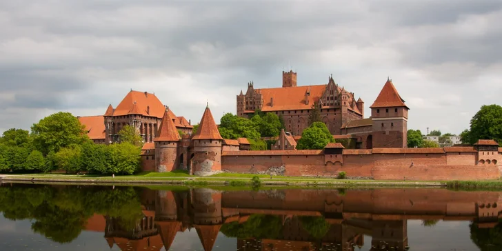 Vypravíte se také k impozantnímu středověkému hradu Malbork (UNESCO). 