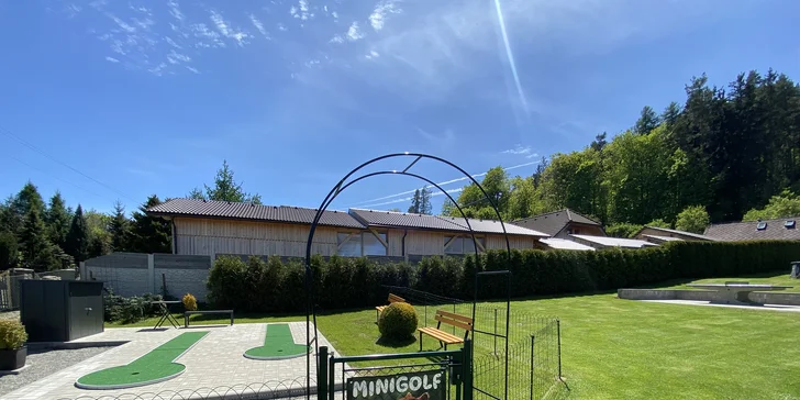 K zábavě vyzývá i minigolf.