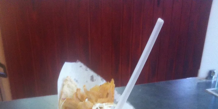 Výtečná svačina: Mega Döner Kebab se sýrem.