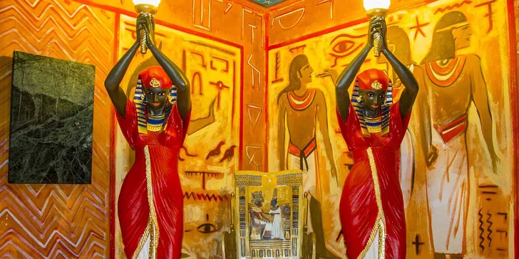 Bazén se slanou vodou je dlouhý 9,5 metru, na jeho dně spočívá královská kobra, která vám symbolicky předá svou sílu.