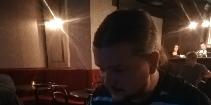 Poslechnout si příjemnou hudbu a vychutnat dobré pití do klubu vyrazili Martin Selner, autor knížek a blogu Autismus & Chardonnay a Týna z blogu Píšu, protože víno.