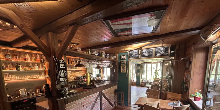 Dobroty se podávají ve stylové restauraci The Legends s krbem a výhledem na panorama Krkonoš.