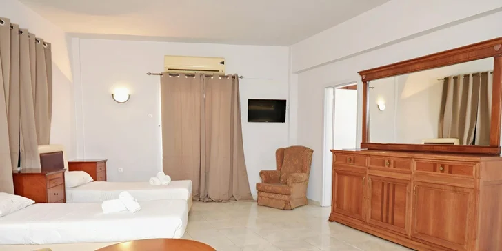 Každý pokoj nabídne klimatizaci pro pořádný komfort, ledničku a soukromý balkon či terasu.