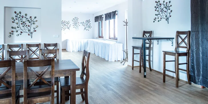 V restauraci Pastouška ho doplní ještě o nivu, eidam a tvarůžky, vše proloží slaninou a poličanem a podávají nabodnuté na jehle.