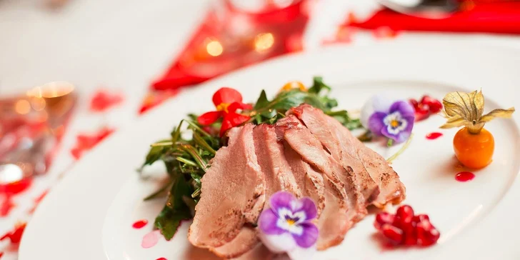 Kačacie prsia pečené pri nízkej teplote, marinované v Grand Marnier + figový šalát s rukolou a physalisom, šťava z granátového jablka