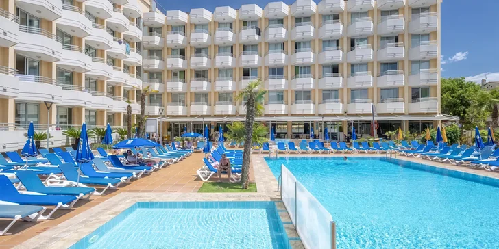 Letecky do Španělska: 4* hotel GHT Oasis Tossa, polopenze, bazén i animační programy