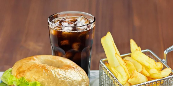Ochutnáte i Caesar bagel s kuřecími prsíčky, domácím dresinkem, salátem, rajčaty a sýrem.
