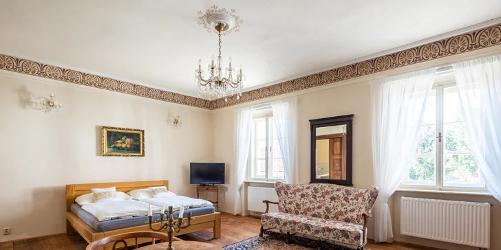 Postele, komody, stůl – vše si zachovává původního ducha a činí z interiéru hotový skvost. 