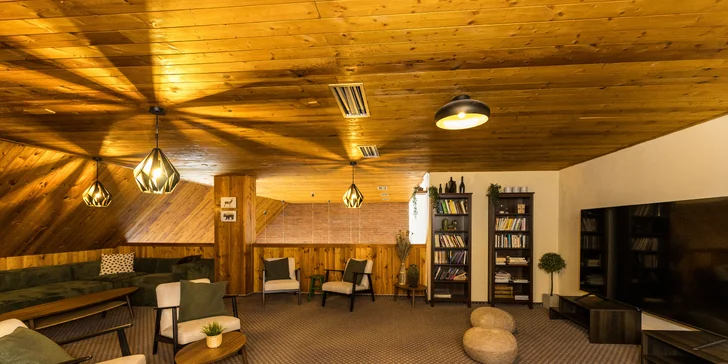 V hotelu najdete i prostory pro jógu, meditace či konference a příjemný salónek pro posezení u krbu a popíjení dlouho do noci.