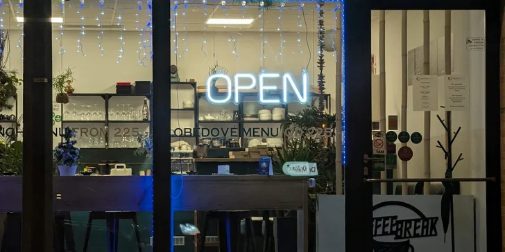Jednotlivé kusy si dochutíte zázvorem, wasabi nebo sójovkou.