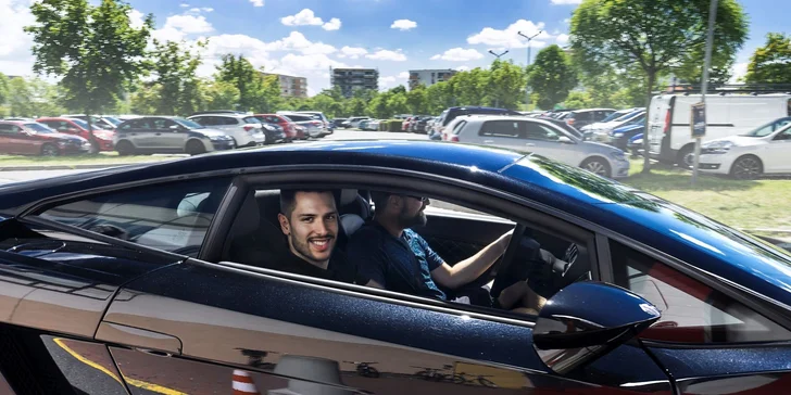 Sedačka aj zrkadlá nastavené, pravým pedálom k sebe zaradíte jednotku a ideme na to.