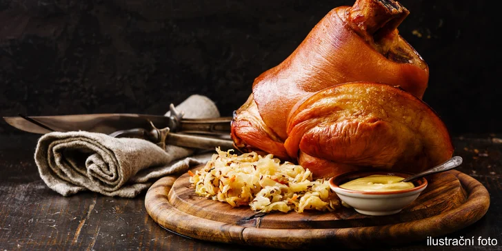 Uzené vepřové koleno: 750g pochoutka s pečivem i vším ostatním