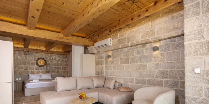 Pokud cestujete ve větším počtu a toužíte po velkorysém prostoru, doslova vás oslní prémiový apartmán se dvěma ložnicemi (93 m²). 