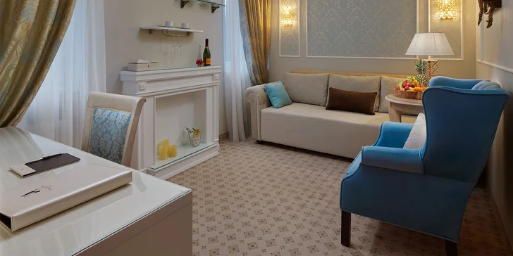 V apartmá jsou dvě televize, v ostatních pokojích vždy jedna. 