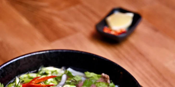 Tento zážitek můžete začít taštičkami gyoza nebo jemnými napařovanými knedlíčky Har Gow s krevetami.