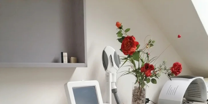 Na závěr vás čeká fotonová LED maska - proud fotonů působí v různých vrstvách pokožky, kde stimuluje tvorbu kolagenu, léčí záněty a zlepšuje elasticitu pleti. 