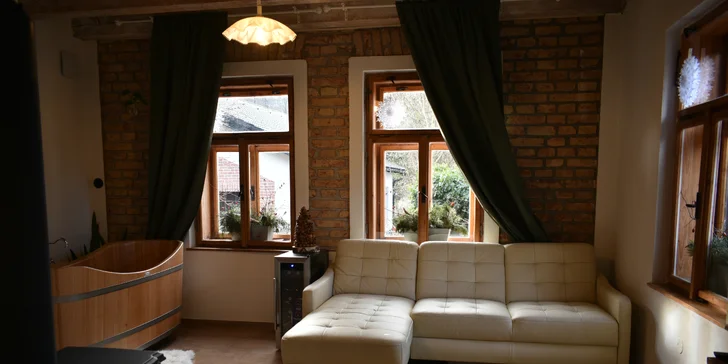 Vířivka a vinotéka hned vedla gauče? No prosím!