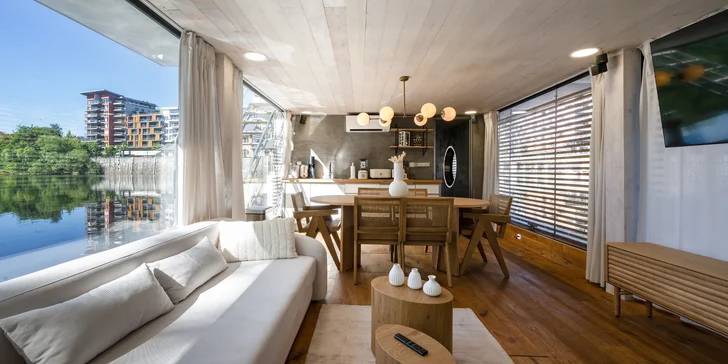 Vaším domovom v Prahe sa stane luxusný Houseboat Holešovice kotviaci v Holešovickom prístave.