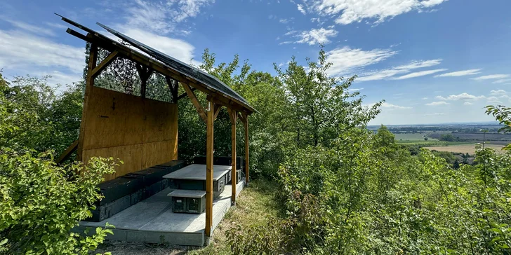 Podzemní kryt o celkové ploše vnitřního prostoru 19 m² je celý pod úrovní okolního terénu.