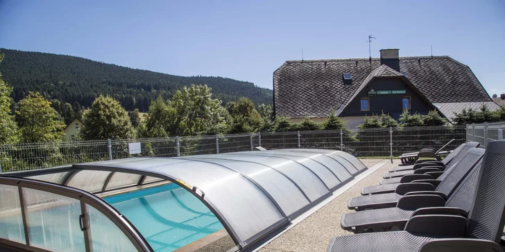 Vykoupete se ve venkovním bazénu s mořskou vodou, která má teplotu 32–35 °C