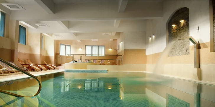 Do wellness máte neomezený vstup. Bazén a vířivka je v provozu od 8:00 do 21:00 (s polední pauzou), sauna a římská lázeň od 13:00 do 21:00.