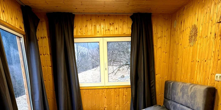 Do domčeka sa bez problémov vojdú dvaja dospelí a dve deti, parkovanie je zdarma a za príplatok si so sebou môžete dokonca vziať aj svojho domáceho miláčika.