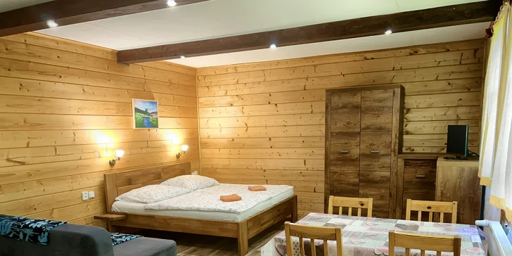 ...nebo v apartmánu, který se na několik dní stane vaším druhým domovem, se nachází v podkroví – k dispozici budete mít velké dvoulůžko i širokou rozkládací pohovku, kde se pohodlně vyspí další dva lidi. 