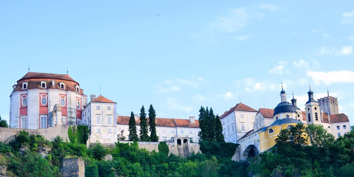 Hotel stojí v těsné blízkosti zámku Vranov nad Dyjí.