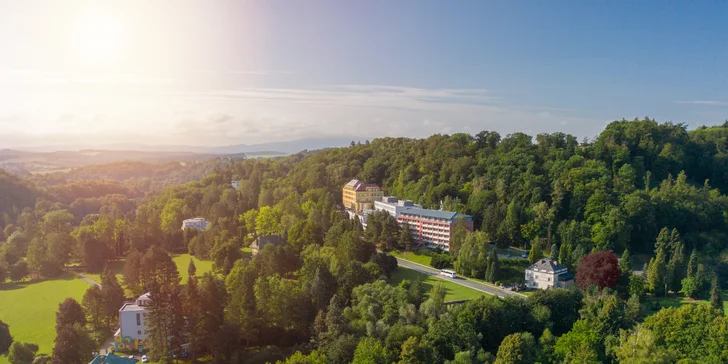 K výletu lákají např. Zbrašovské aragonitové jeskyně (13 minut chůze).
