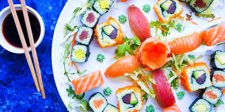 Mezi rybími pochoutkami ochutnáte lososa i tuňáka.