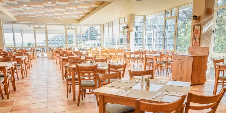 Hlavním dějištěm kulinářského dění je hotelová restaurace s venkovní terasou.