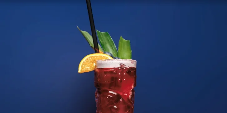 Nalijí vám tu nealko osvěžení, koktejly jako Cuba libre, mojito či Long island ice tea, ale klidně i nějaký ten ostřejší panák.