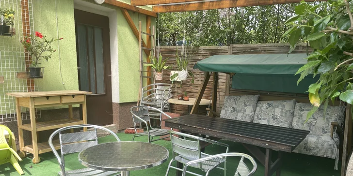 Během letních měsíců si můžete svou kávičku i se sladkou tečku vychutnat na zahrádce.