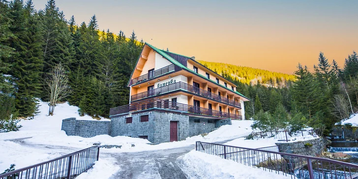 Hotel sa skladá z troch zrekonštruovaných budov – v jednej z dvoch budete bývať, do ďalšej budete chodiť za jedlom a zábavou.