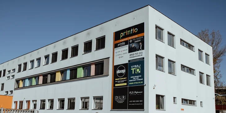 Do centra PREMENA sa dostanete autom z diaľnice smerom od Bratislavy, kde je vjazd z cesty.
