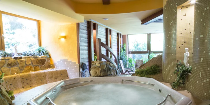 Whirlpool má 40 trysek a vodu o teplotě 37 °C.