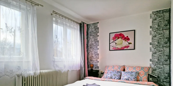 Na výber je ubytovanie v 2-lôžkovej izbe, rodinnej izbe alebo apartmáne (na fotke rodinná izba).