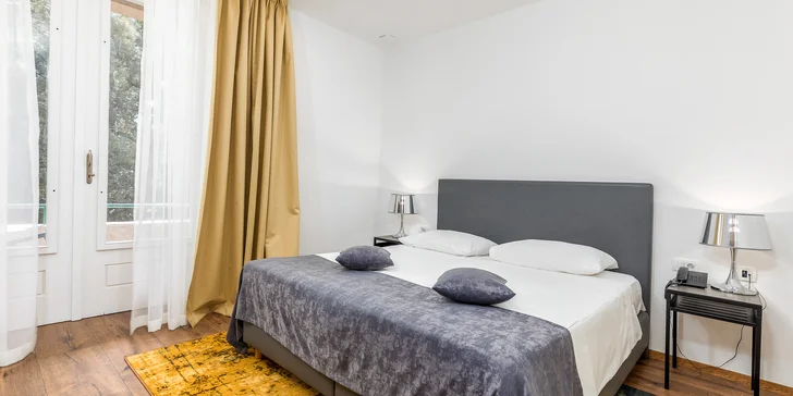 Spát a odpočívat budete v elegantním pokoji Superior.  K dispozici budete mít minibar, rychlovarnou konvici, telefon, Wi‑Fi i trezor. 

