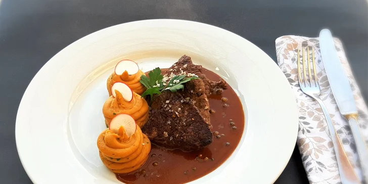 Valentýnský balíček zahrnuje slavnostní 4chodovou večeři s aperitivem. 