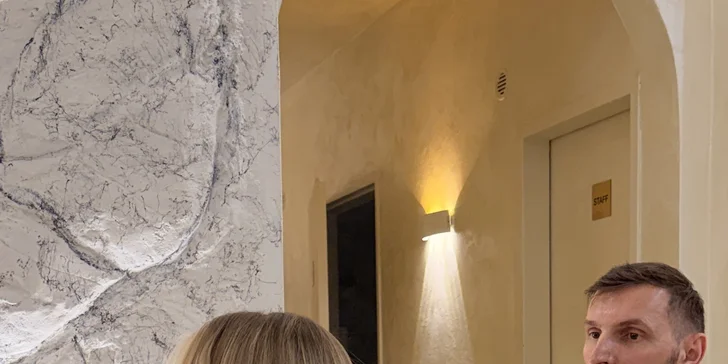 Martin má mezinárodní zkušenosti z Londýna i Dubaje. Pracuje výhradně s profesionálními přípravky L"Oréal Professionnel a Redken.

