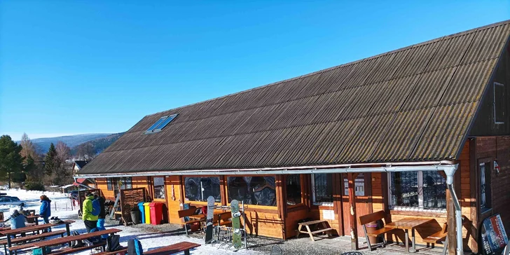Asi 300 metrů od apartmánů je lyžařský areál, kde pro vás platí sleva na 4hodinové skipasy. 
