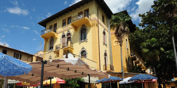 Hotel stojí na pěší zóně s omezeným provozem.