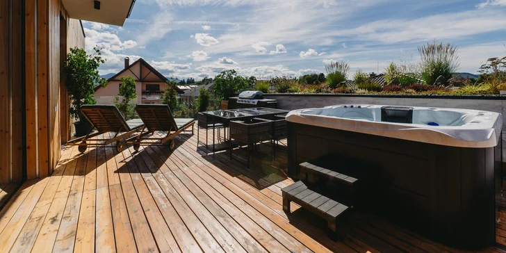 Apartmán disponuje priestrannou terasou s vírivkou.