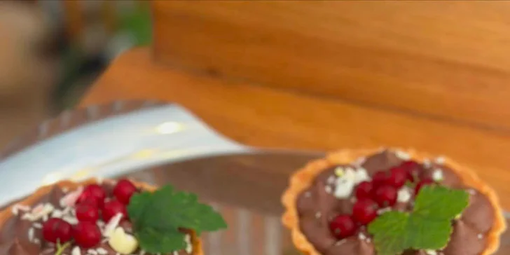  K vybranému nápoji se podává zákusek dle výběru – např. cheesecake, panna cotta nebo medovník. 