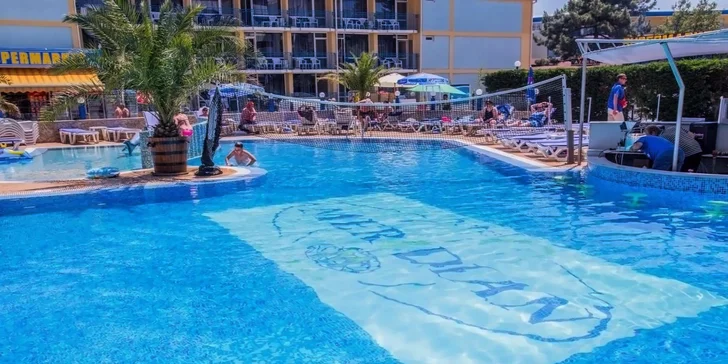 U hotelového venkovního bazénu jsou lehátka a slunečníky zcela zdarma.

