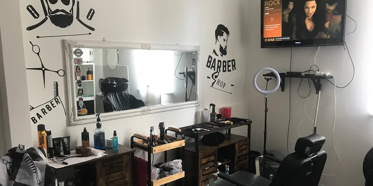 V barber shopu sledují aktuální módní trendy, ale při práci se drží klasických metod – vousy holí pomocí břitvy a napářky.