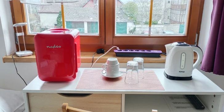 V pokoji je k dispozici minilednička s možností ohřevu např. přesnídávky, rychlovarná konvice a ventilátor pro horké dny.