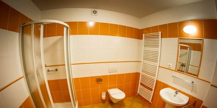 Každý pokoj má vlastní koupelnu se sprchou či vanou.