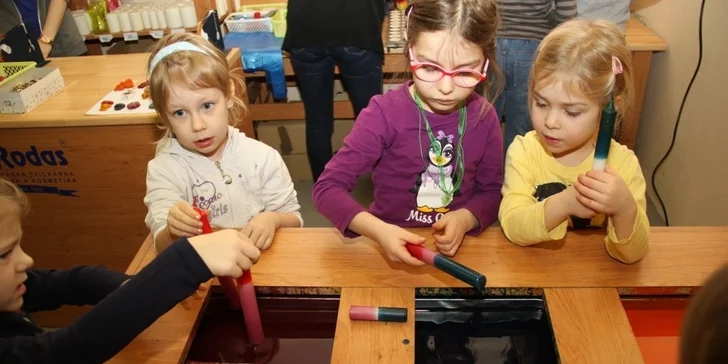 Menším dětem může pomoct maminka nebo starší sourozenec. 